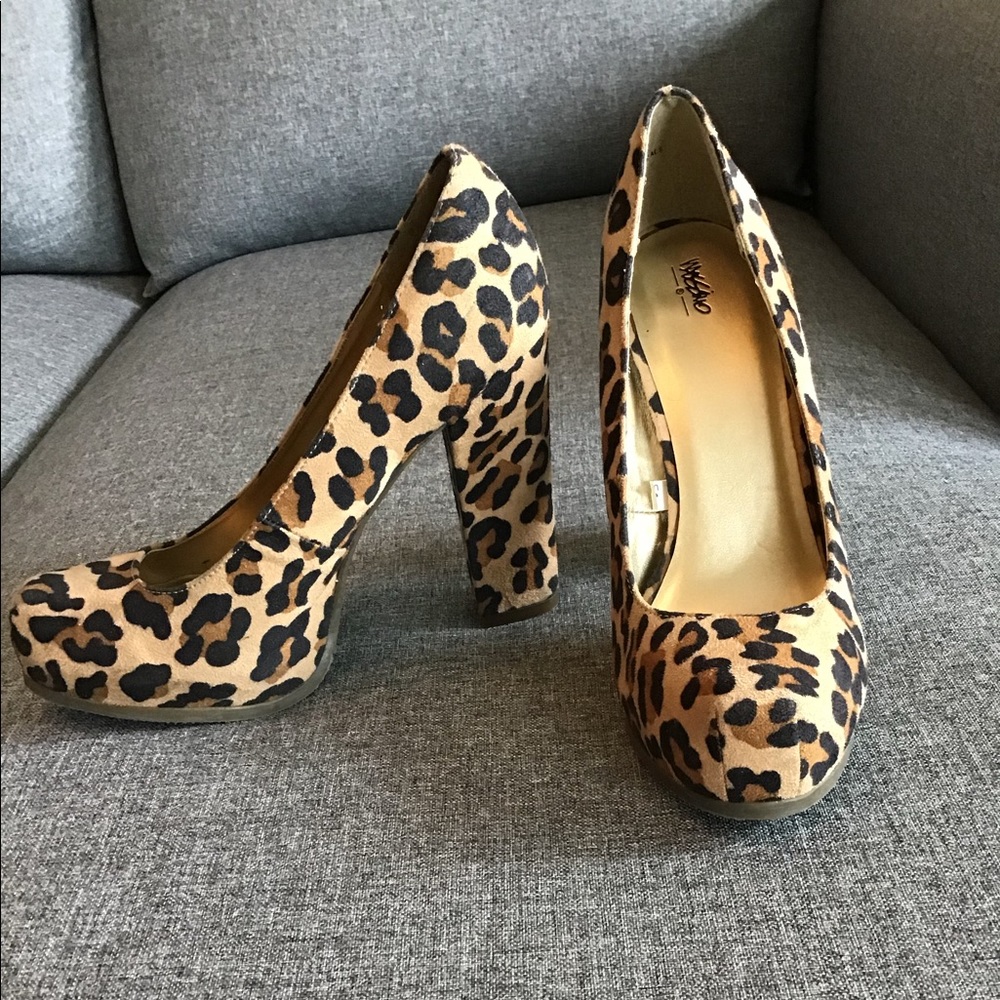 Leopard print pumps